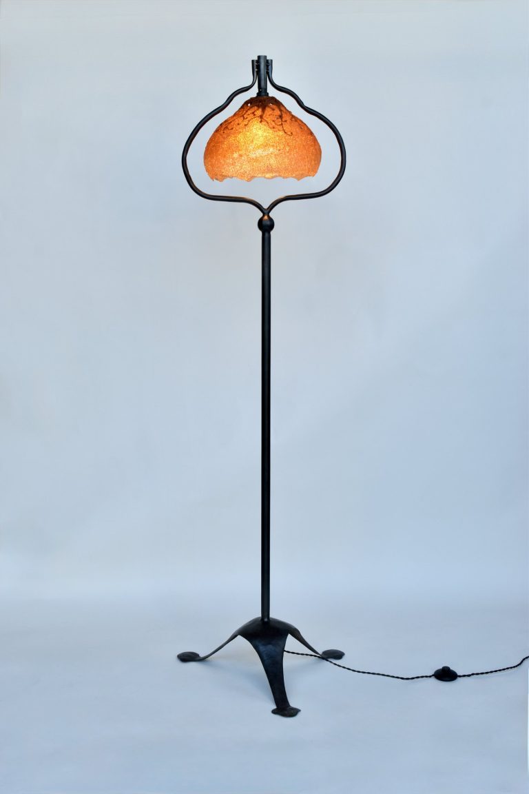 Peloria floor lamp in black steel with an orange recycled-plastic shade